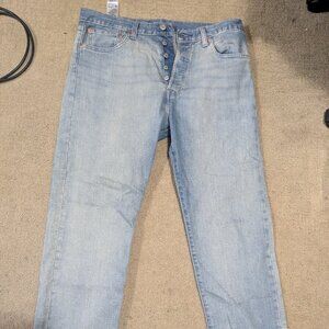 Men's Light Wash Stretch Levi's 501's. Size 33x32.